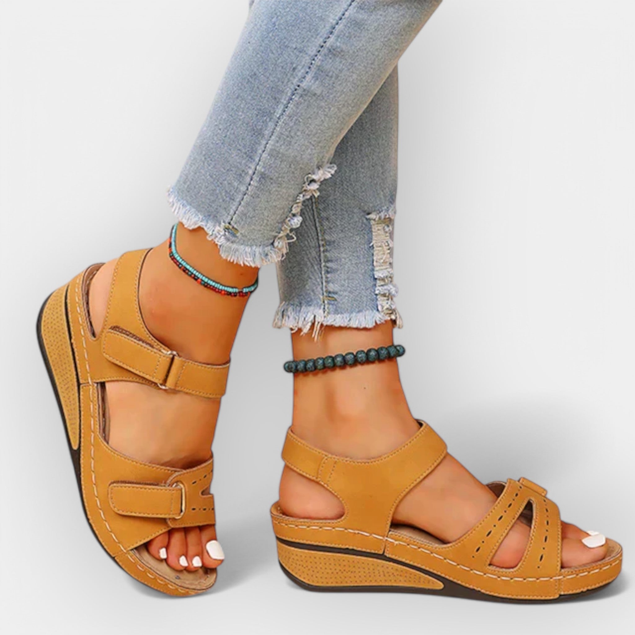 Åbne sandaler med stilfuldt mønster